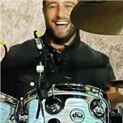 Insegnate Batteria con oltre 20 anni di esperienza impartisce lezioni presso il suo studio o a domicilio